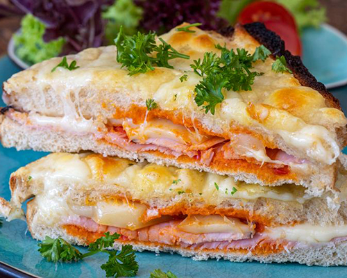 halbierte Toastbrot-Sandwiches mit Schinken und Käse